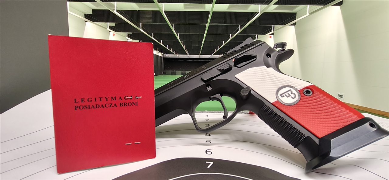 Legitymacja posiadacza broni i pistolet ułożone na tarczy na Strzelnicy Bydgoszcz